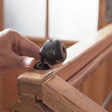 Camrix Pro așezată pe suportul magnetic